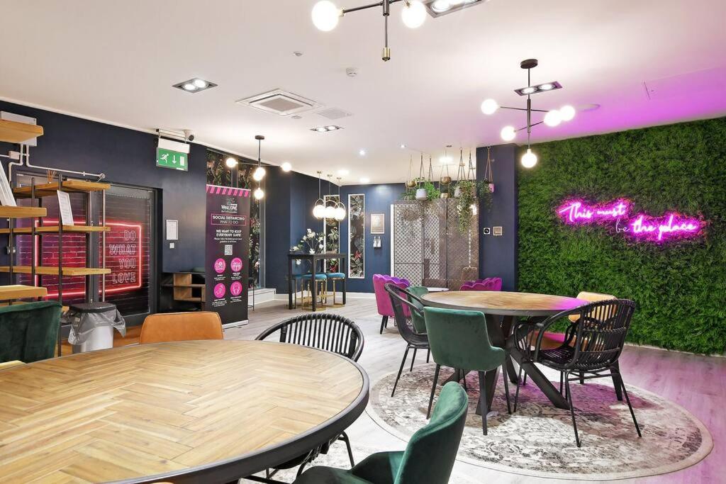 Perfectly Located City Centre Studio Apartment - West One With Free Wifi, Gym Access, Netflix Sheffield Eksteriør billede