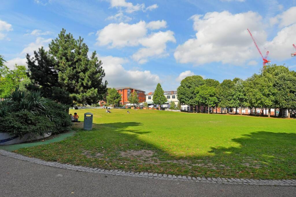 Perfectly Located City Centre Studio Apartment - West One With Free Wifi, Gym Access, Netflix Sheffield Eksteriør billede